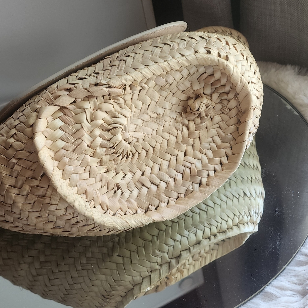 Elegant Cream Crossbody Bag - Picture 8 of 9